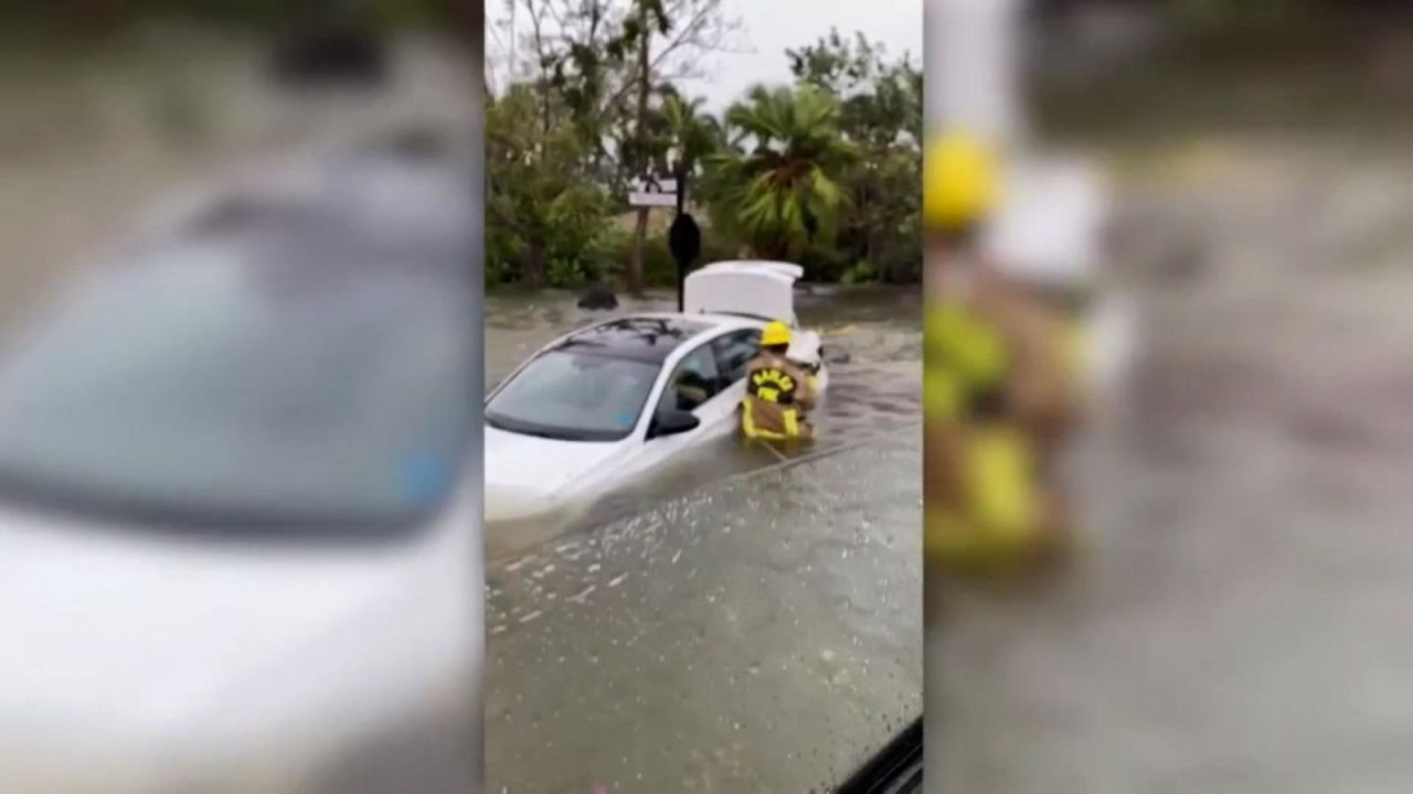CNNE 1274755 - mira el momento en el que rescatan a una mujer de su auto atascado por inundaciones