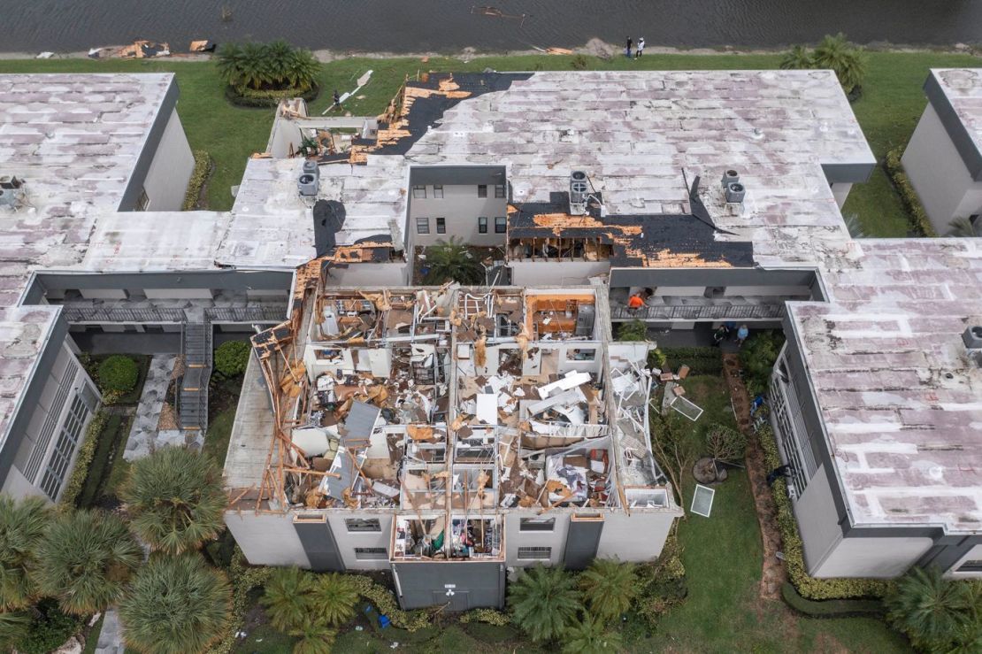 Daños visibles en los condominios Kings Point en Delray Beach, Florida, el miércoles. Las autoridades creen que fue causado por un tornado impulsado por el huracán Ian. Crédito: Greg Lovett/The Palm Beach Post/USA Today Network