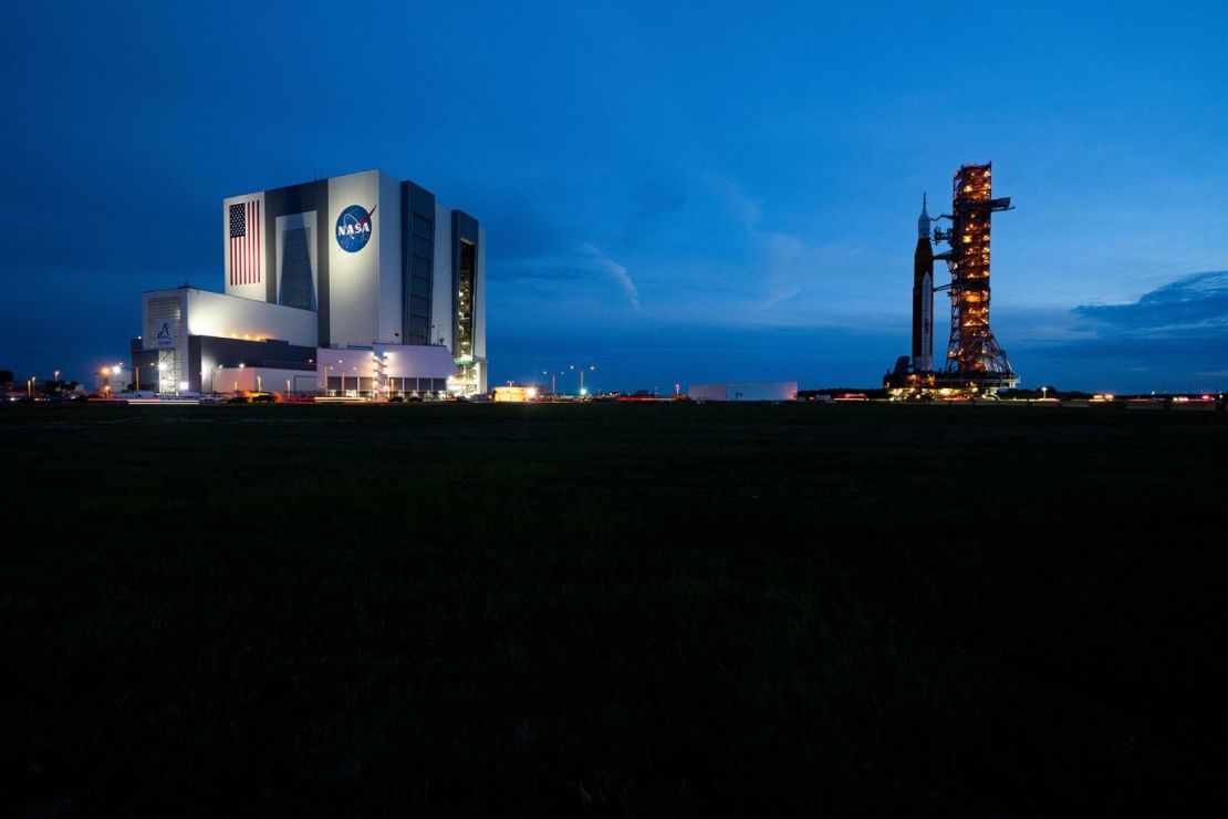 El cohete Artemis I de la NASA es resguardado en el Edificio de Ensamblaje de Vehículos en el Centro Espacial Kennedy en Cabo Cañaveral, Florida, el martes. El lanzamiento del cohete fue pospuesto debido a la inminente llegada del huracán Ian. Crédito: Jim Watson/AFP/Getty Images