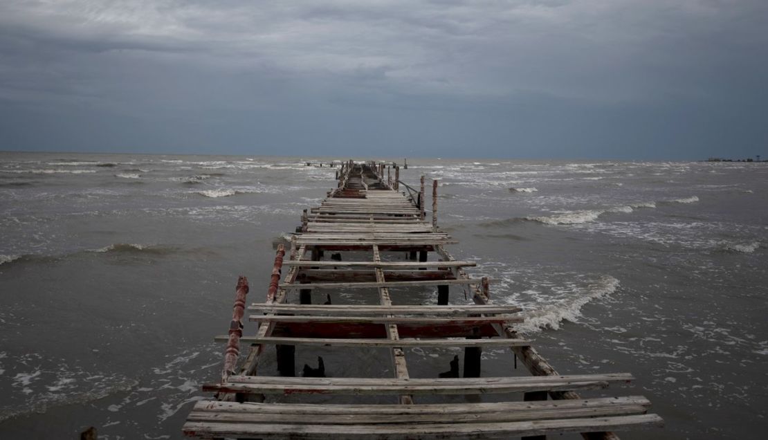 Las olas se levantan a lo largo de la costa de Batabanó a medida que el huracán Ian llega a Cuba, el lunes. Crédito: Ramón Espinosa/AP