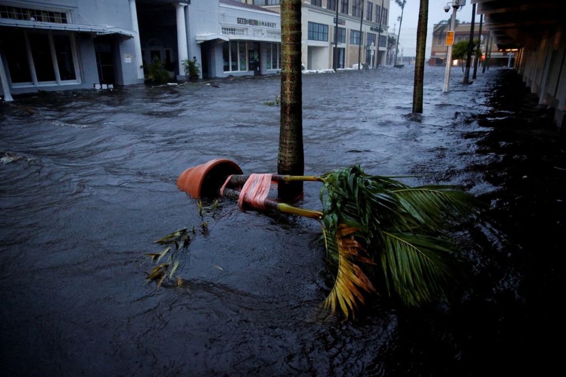 Una calle inundada en el centro de Fort Myers después de que Ian tocara tierra el miércoles 28 de septiembre. Crédito: Marco Bello/Reuters