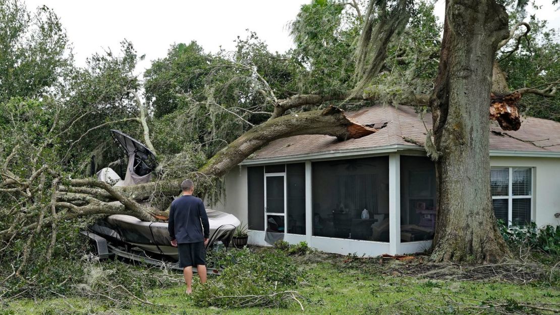 Unas personas examinan los daños en su casa en Valrico, Florida, este jueves. Crédito: Chris O'Meara/AP