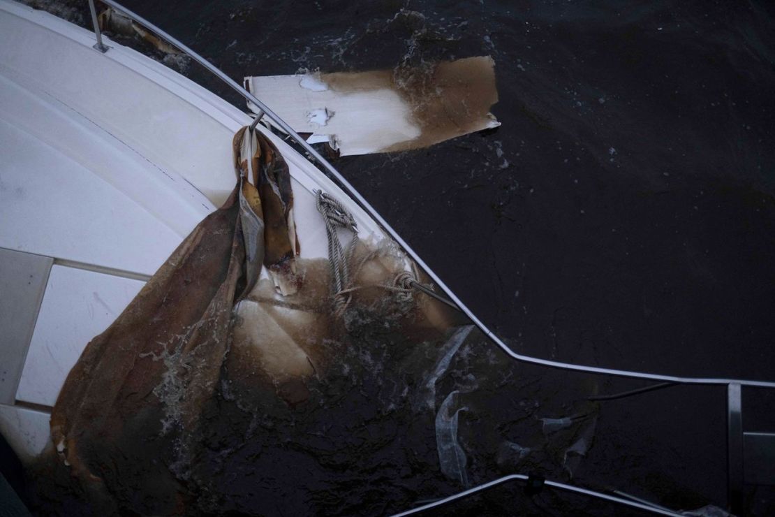 Un barco yace parcialmente sumergido en Punta Gorda, Florida, este jueves. Crédito: Ricardo Arduengo/AFP/Getty Images