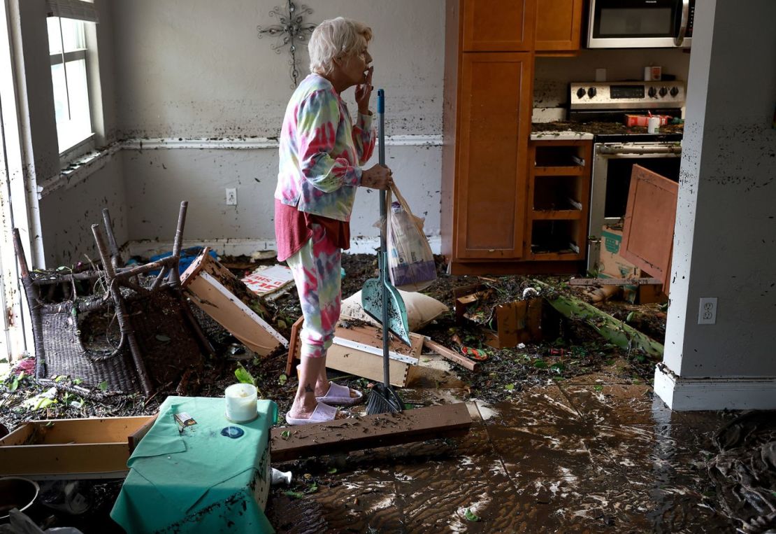 Stedi Scuderi observa su departamento inundado en Fort Myers, este jueves. Crédito:Joe Raedle/Getty Images