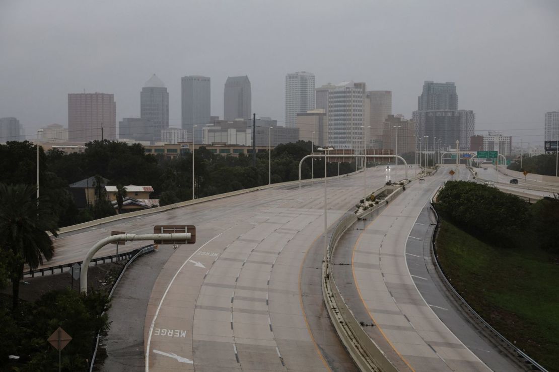 Las carreteras de Tampa estaban vacías el miércoles, antes de que el huracán Ian tocara tierra. Varios condados costeros del oeste de Florida estaban bajo evacuación obligatoria. Crédito: Shannon Stapleton/Reuters