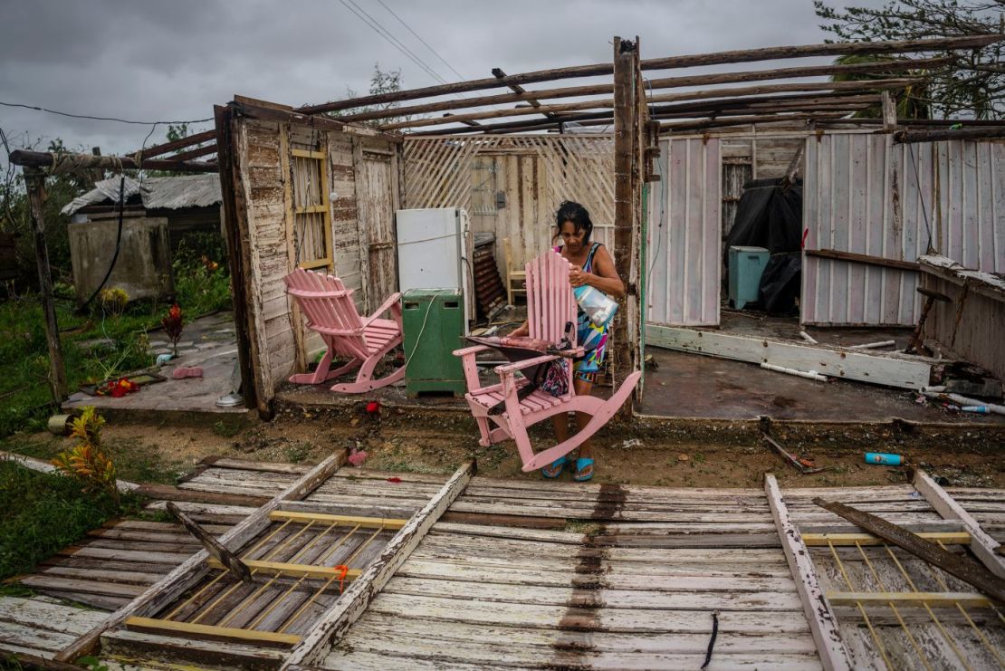 María Llonch recupera sus pertenencias de su casa en Pinar del Río, Cuba, el martes. Crédito: Ramón Espinosa/AP