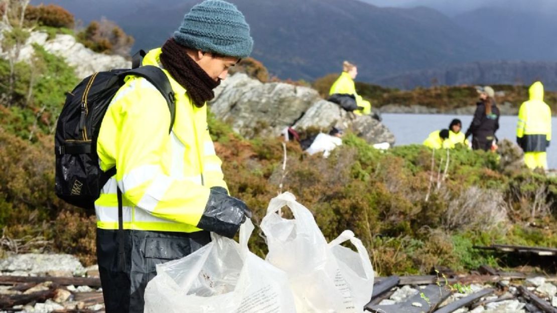 Para el Día del Llamado a la Tierra 2021, los estudiantes del UWC Cruz Roja Nórdica navegaron a la costa glacial de Noruega para medir un glaciar y recolectar basura de las costas remotas. Foto: UWC Cruz Roja Nórdica