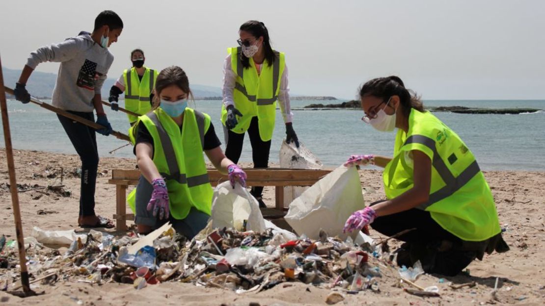 Para el Día del Llamado a la Tierra 2021, los jóvenes animaron a otros a unirse para una limpieza comunitaria de las playas en el Líbano. Foto: Ahla Fawda