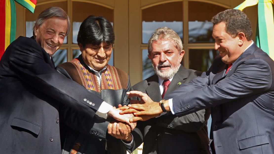 Los presidentes Néstor Kirchner de Argentina, Evo Morales de Bolivia, Luiz Inácio Lula da Silva de Brasil y Hugo Chávez de Venezuela en Puerto Iguazú, Argentina, el 4 de mayo de 2006.