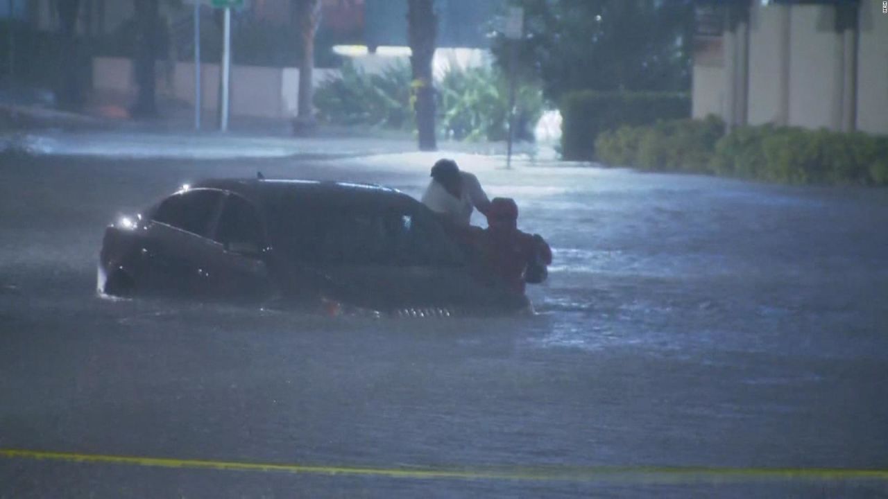 CNNE 1274944 - el momento en que un periodista rescata a una mujer de un auto inundado