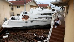 CNNE 1275012 - ciudadanos graban el impactante paso del huracan ian