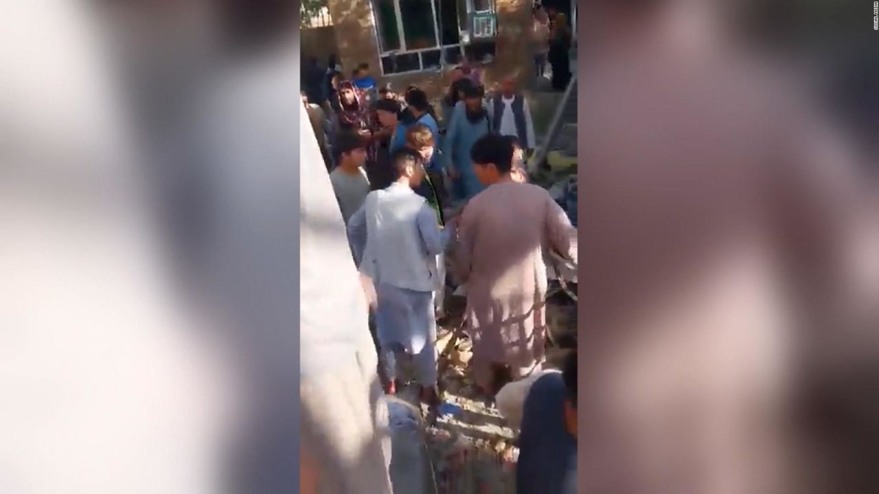 CNNE 1275394 - 23 personas mueren en ataque suicida en escuela en kabul