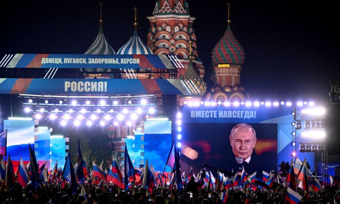 El presidente de Rusia, Vladimir Putin, se ve en una pantalla en la Plaza Roja mientras habla en un concierto que marca la anexión de cuatro regiones de Ucrania ocupadas por las tropas rusas.