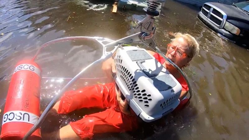 Mira cómo la guardia costera de ee. Uu. Rescata a una mujer atrapada en un barrio inundado de florida | cnn