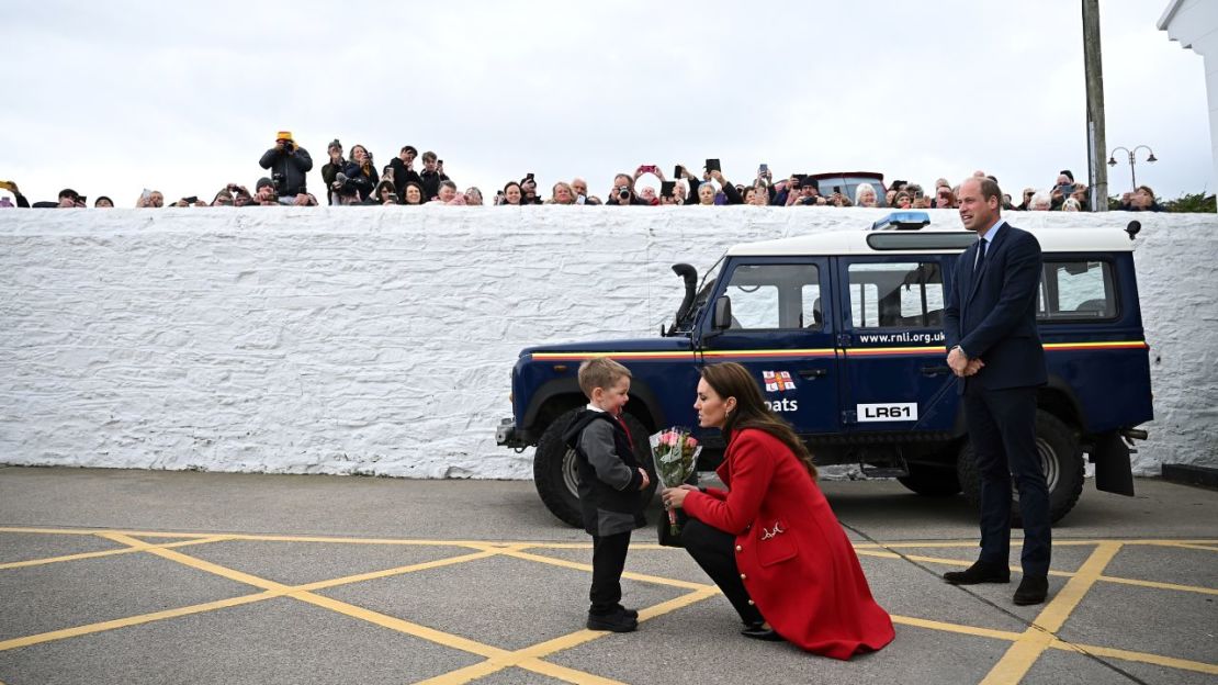 Catalina fue obsequiada con flores por Theo Crompton, de cuatro años, durante su visita a la estación de botes salvavidas del RNLI (Royal National Lifeboat Institution). Crédito: WPA Pool/Getty Images