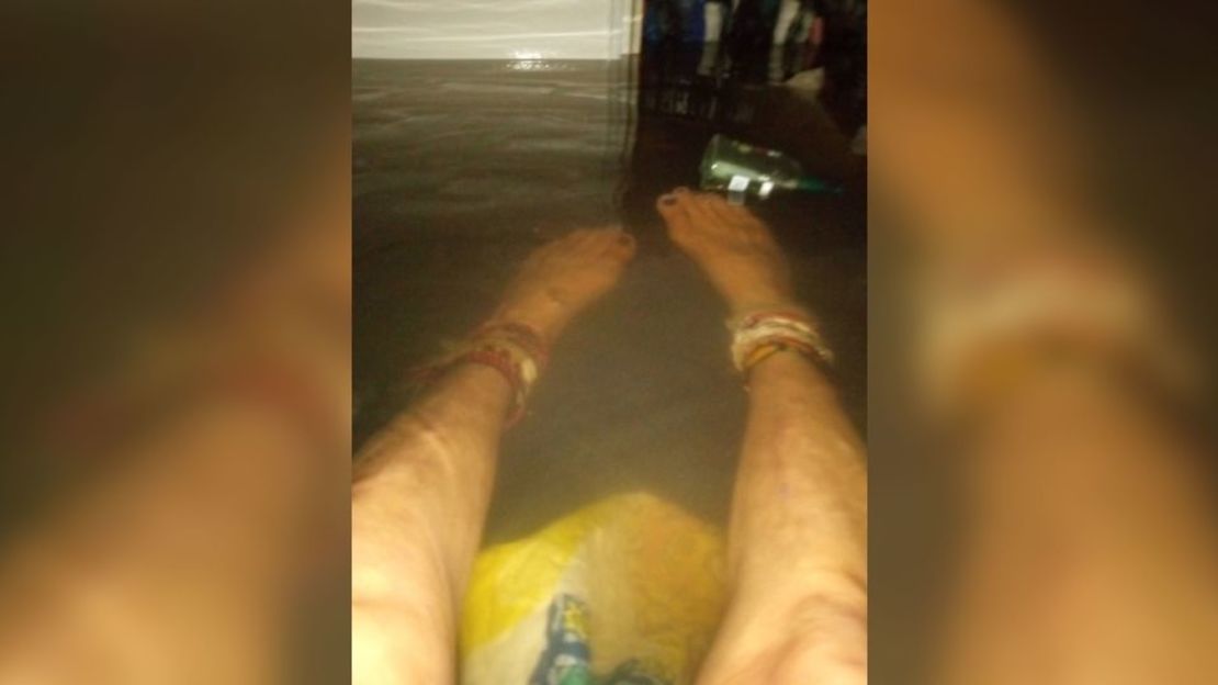 La sobreviviente del huracán Ian, Hope Labriola, esperó ayuda mientras su casa se llenaba de agua.