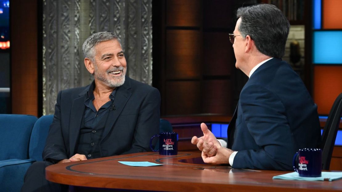 George Clooney charló sobre su amigo Brad Pitt durante el episodio del jueves de "The Late Show with Stephen Colbert". Crédito: Scott Kowalchyk/CBS