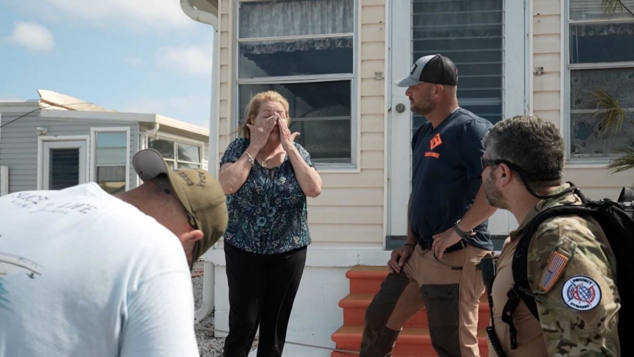 CNNE 1275764 - asi son los rescates heroicos en la isla de sanibel tras el paso de ian