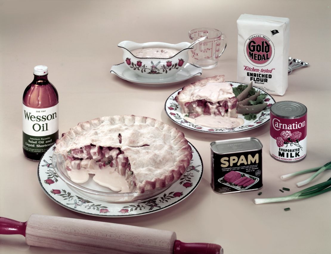 Vista de un pastel hecho con carne enlatada marca Spam, papas, cebolletas y crema de champiñones, años 50 o 60.