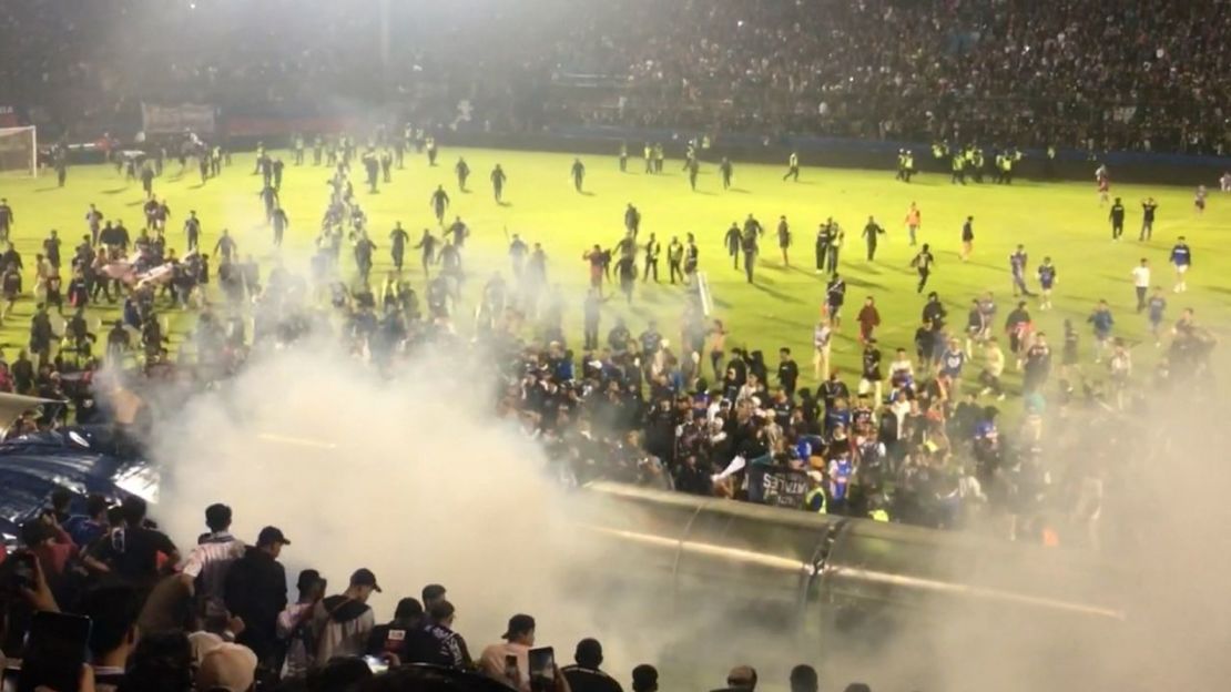 En esta imagen se aprecia humo, que parecía ser gas lacrimógeno, en videos desde el interior del estadio.