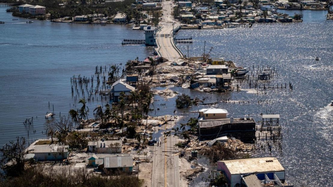 Una fotografía aérea tomada el viernes muestra el único acceso al vecindario de Matlacha destruido tras el paso del huracán Ian en Fort Myers, Florida.