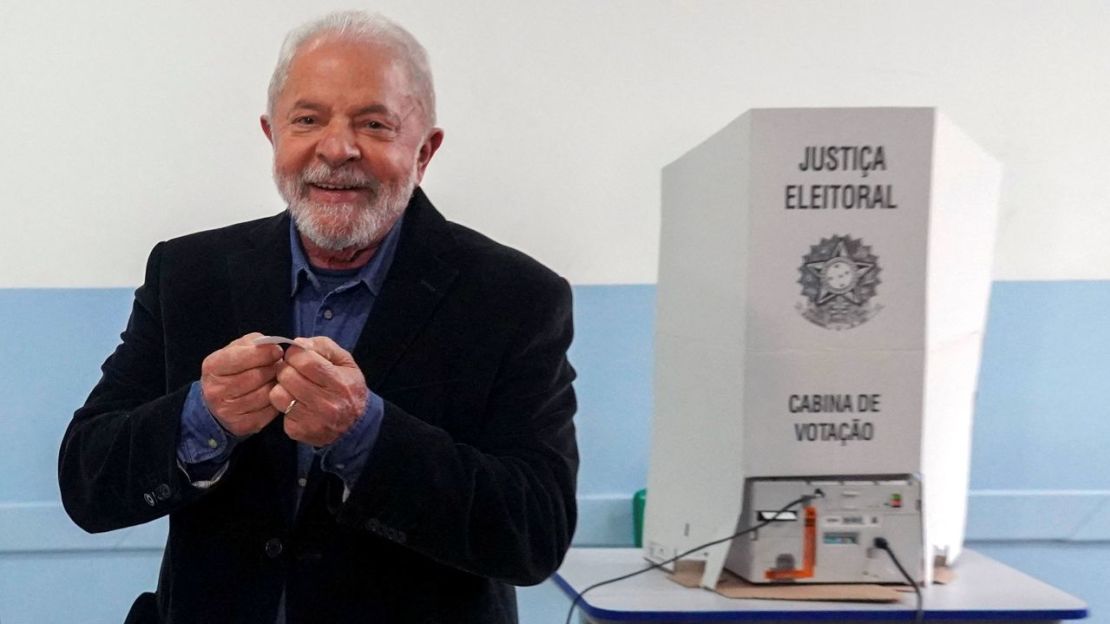 Luiz Inácio Lula da Silva vota en un colegio electoral en Sao Bernardo do Campo, en las afueras de Sao Paulo, el 2 de octubre de 2022.