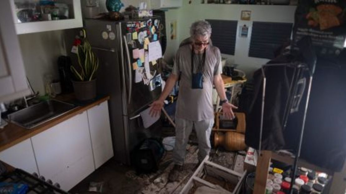 Un hombre dentro de su casa rodante destruida después del huracán Ian en Matlacha, Florida, el sábado.