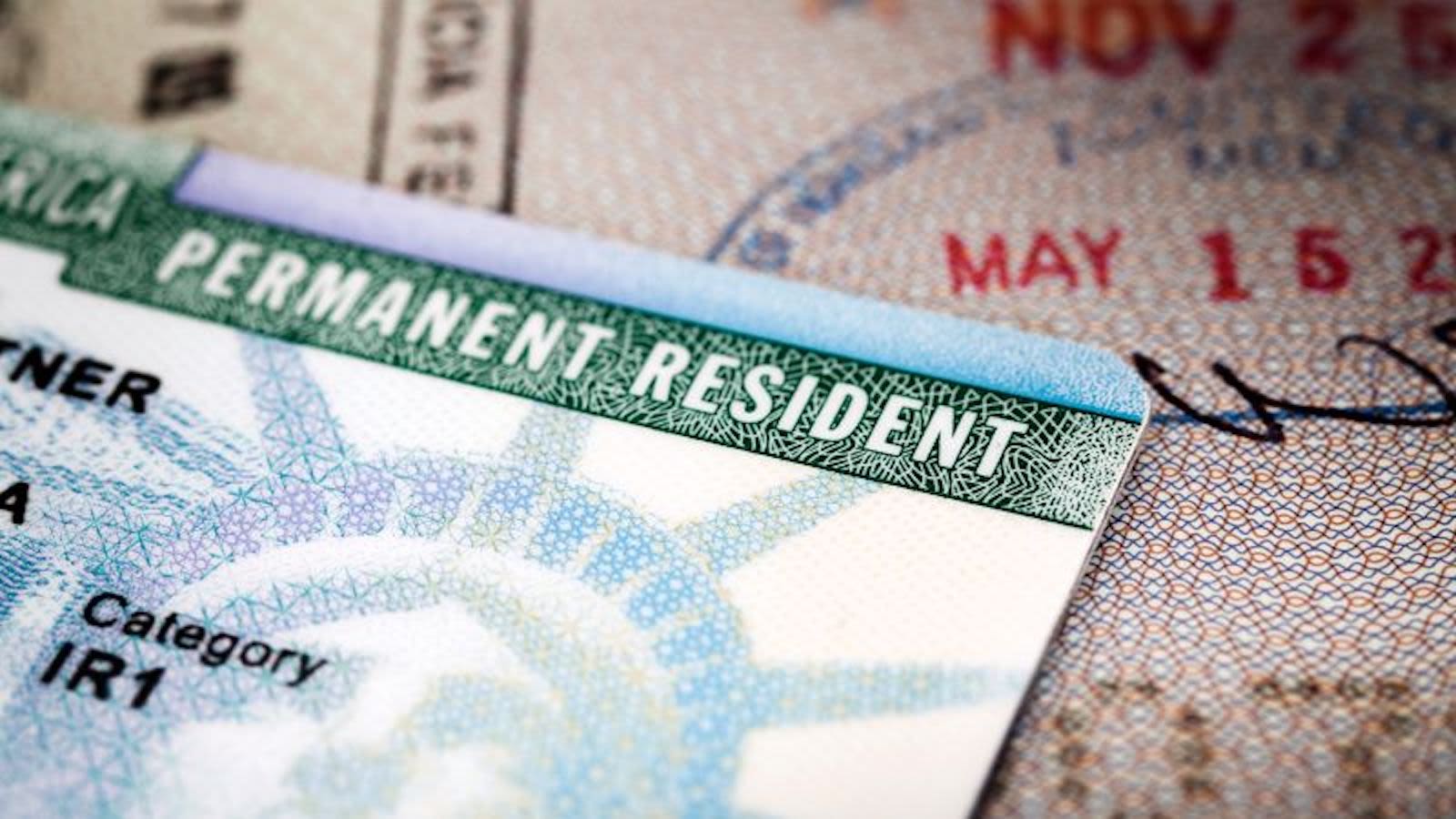 Así luce la Green Card para conseguir la residencia de forma permanente | Foto: CNN   