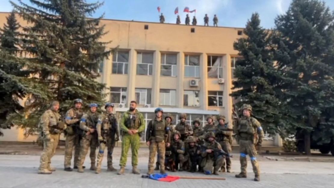 Las fuerzas armadas ucranianas hacen una declaración frente a la oficina de administración de la ciudad de Lyman, en Lyman, Ucrania, en esta imagen fija tomada de un video de las redes sociales, publicado el 1 de octubre.