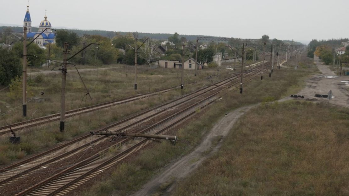 Lyman está dividido en dos por múltiples vías de tren, fotografiado el 2 de octubre de 2022.