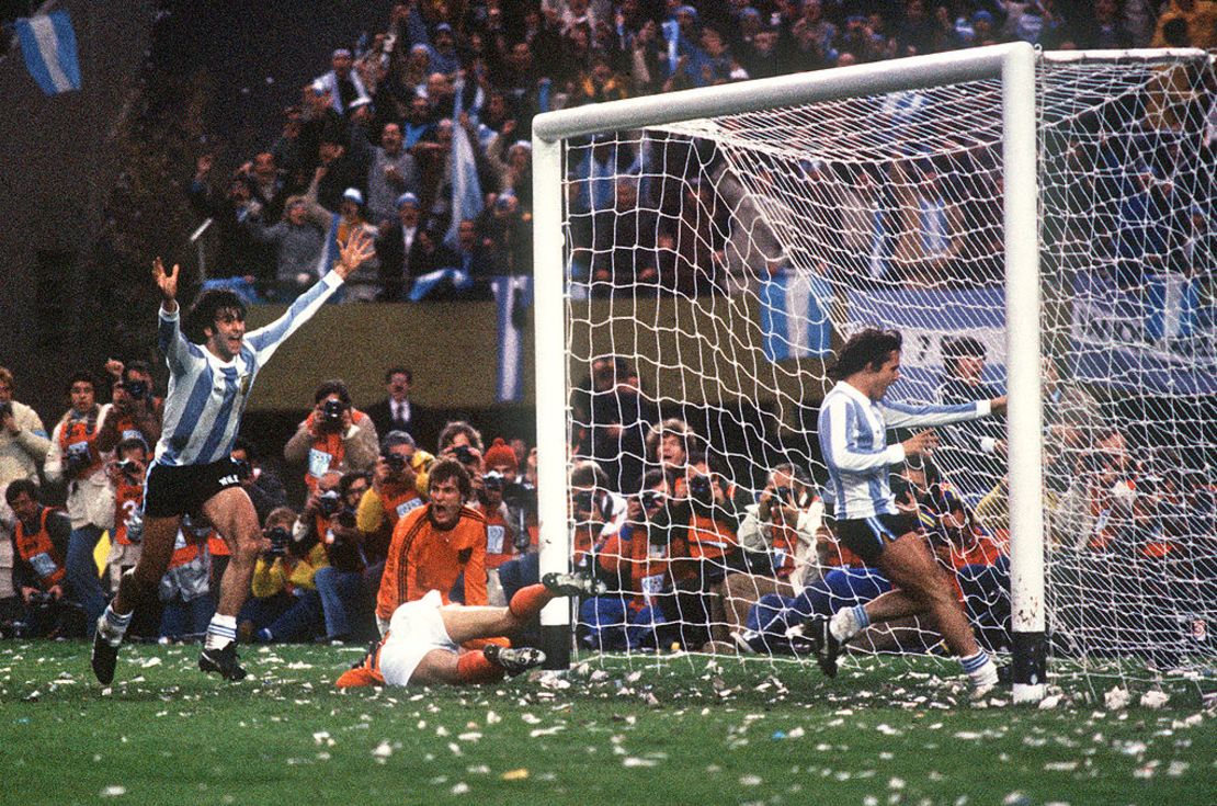 Mario Kempes (izq.), que acaba de marcar su segundo gol, celebra delante del delantero Daniel Bertoni y los defensores holandeses Wim Suurbier (en el suelo) y Ruud Krol (frente a la cámara) el 25 de junio de 1978 en Buenos Aires durante la prórroga de la final de la Copa del Mundo de fútbol entre Argentina y Holanda.