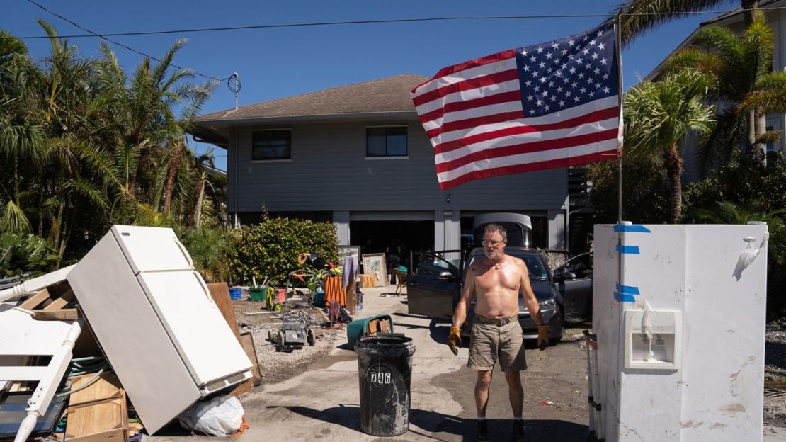 Un hombre frente a una casa dañada por la marejada ciclónica tras el paso del huracán Ian en Naples, Florida.