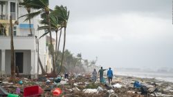 CNNE 1276361 - asi buscan refugio las familias en medio de las inundaciones por ian