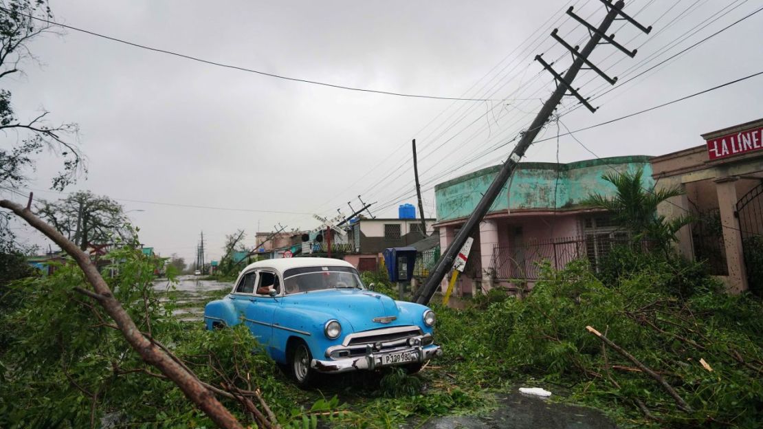 Un automóvil antiguo entre los escombros que dejó el huracán Ian en Pinar del Río, Cuba, el 27 de septiembre de 2022.