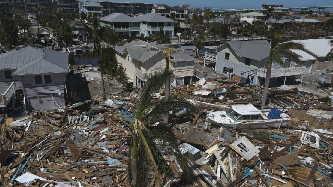 En esta imagen, tomada con un dron, se observan los escombros de edificios arrasados en la playa entre casas con mútiples daños en Fort Myers Beach.Rebecca Blackwell/AP