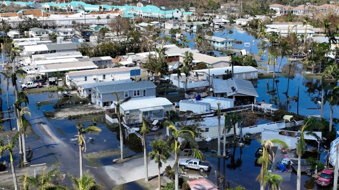 El agua inunda un parque de casas rodantes con daños en Fort Myers el sábado.