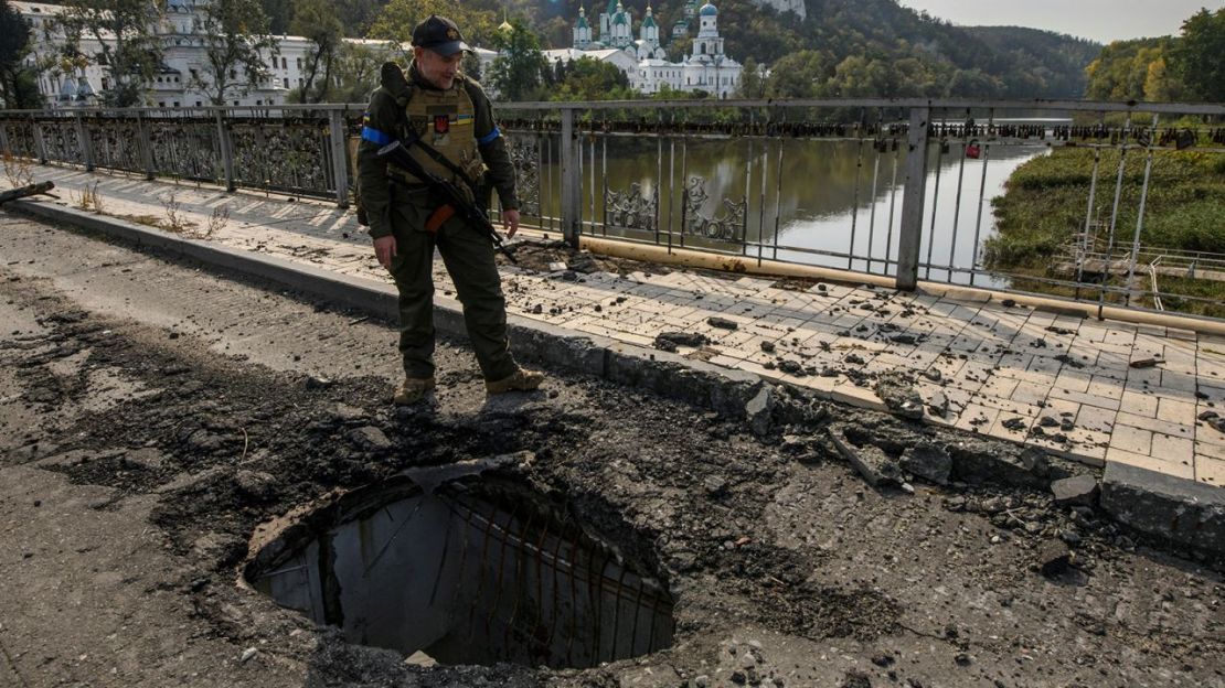 Un miembro de la Guardia Nacional de Ucrania se encuentra en un puente sobre el río Siverskyi Donets en la región de Donetsk el 1 de octubre de 2022. Crédito: Vladyslav Musiienko/Reuters