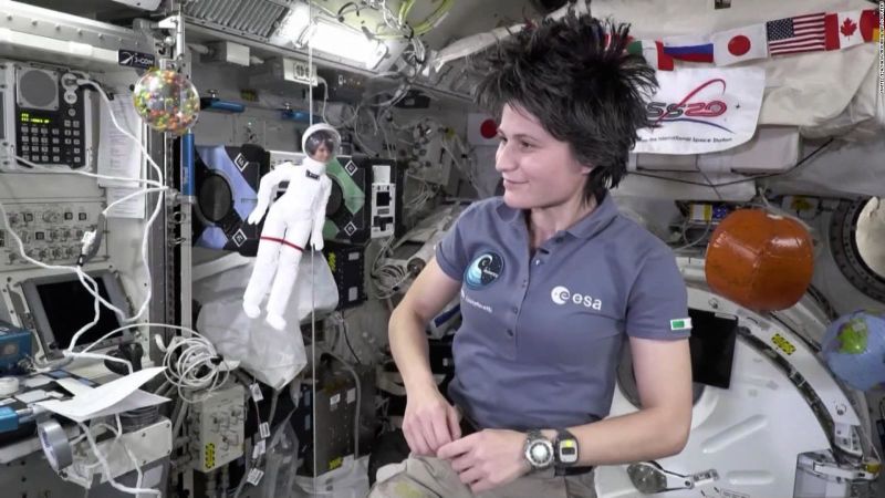 Una muñeca en el espacio: la inusual propuesta de una astronauta para fomentar el interés en la ciencia | cnn