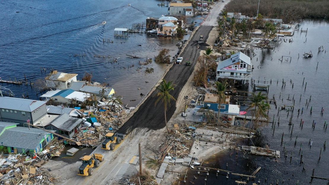 En esta vista aérea, un equipo trabaja en la reparación de la carretera que va a Pine Island el martes.