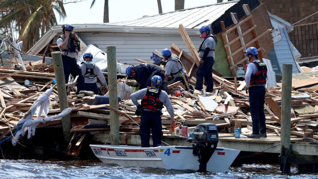 Miembros del equipo de búsqueda y rescate de la Fuerza de Tarea 1 de Miami-Dade buscan víctimas entre una pila de escombros el martes en Matlacha, Florida.