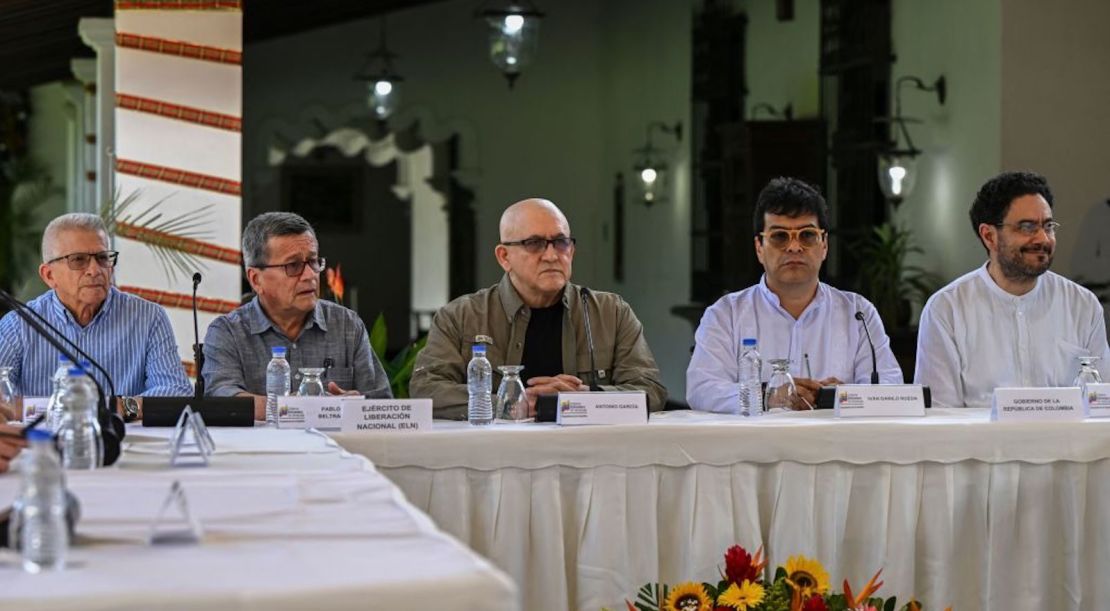 Los comandantes del Ejército de Liberación Nacional de Colombia (ELN), (L-R) Aureliano Carbonel, Pablo Beltrán y Antonio García, el Comisionado para la Paz del Gobierno de Colombia, Danilo Rueda (2-R) y el senador colombiano Iván Cepeda (R) participan en un documento Ceremonia de firma tras anunciar nuevos diálogos de paz, en Caracas, el 4 de octubre de 2022.