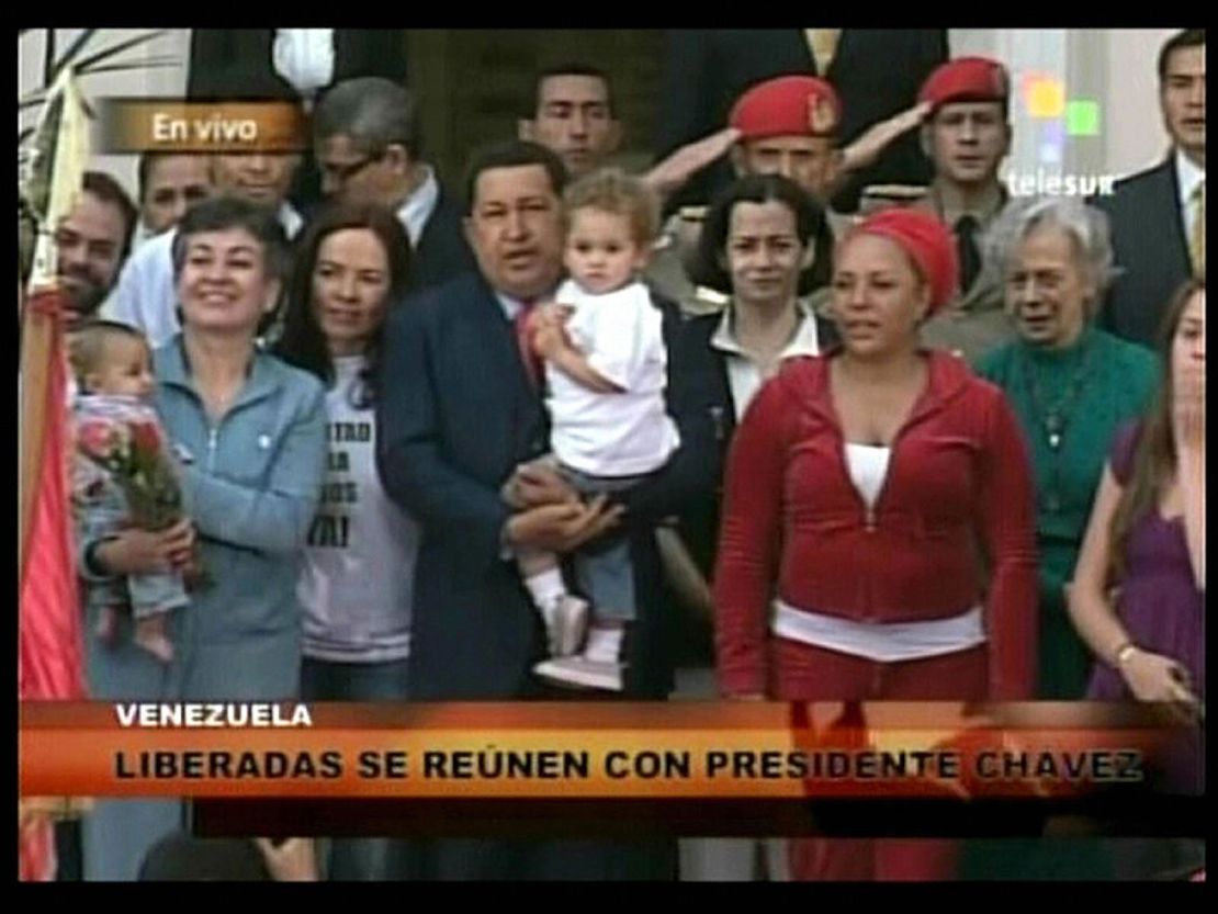 Captura de televisión del canal venezolano Telesur de las políticas colombianas Clara Rojas (con camisa blanca y suéter oscuro) y Consuelo González de Perdomo (a la izquierda), y sus familiares, siendo recibidos por el presidente de Venezuela, Hugo Chávez, en el palacio presidencial en Caracas el 10 de enero de 2008, pocas horas después de haber sido liberadas por las FARC en la selva colombiana. Rojas y González, dos mujeres de alto perfil retenidas como rehenes en la selva amazónica por los rebeldes de las FARC durante unos seis años, fueron liberadas en un punto de encuentro secreto en la selva y fueron trasladadas de inmediato a Venezuela. AFP PHOTO/TELESUR