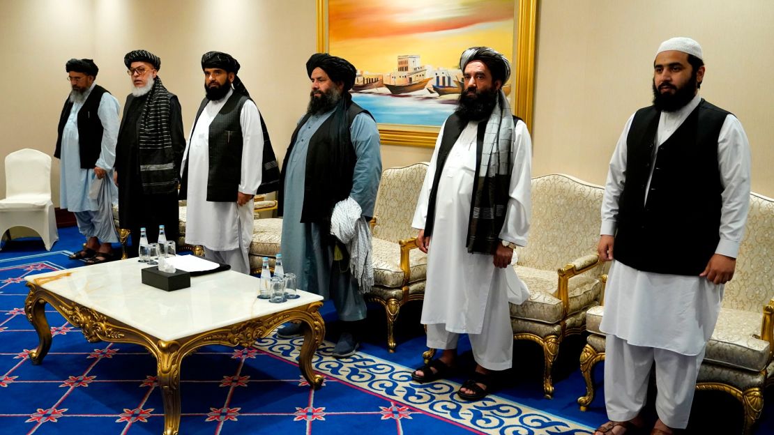 Miembros del equipo de negociación de paz de los talibanes asisten a una reunión con el Secretario de Estado de EE.UU. Mike Pompeo en Doha, el 21 de noviembre de 2020.