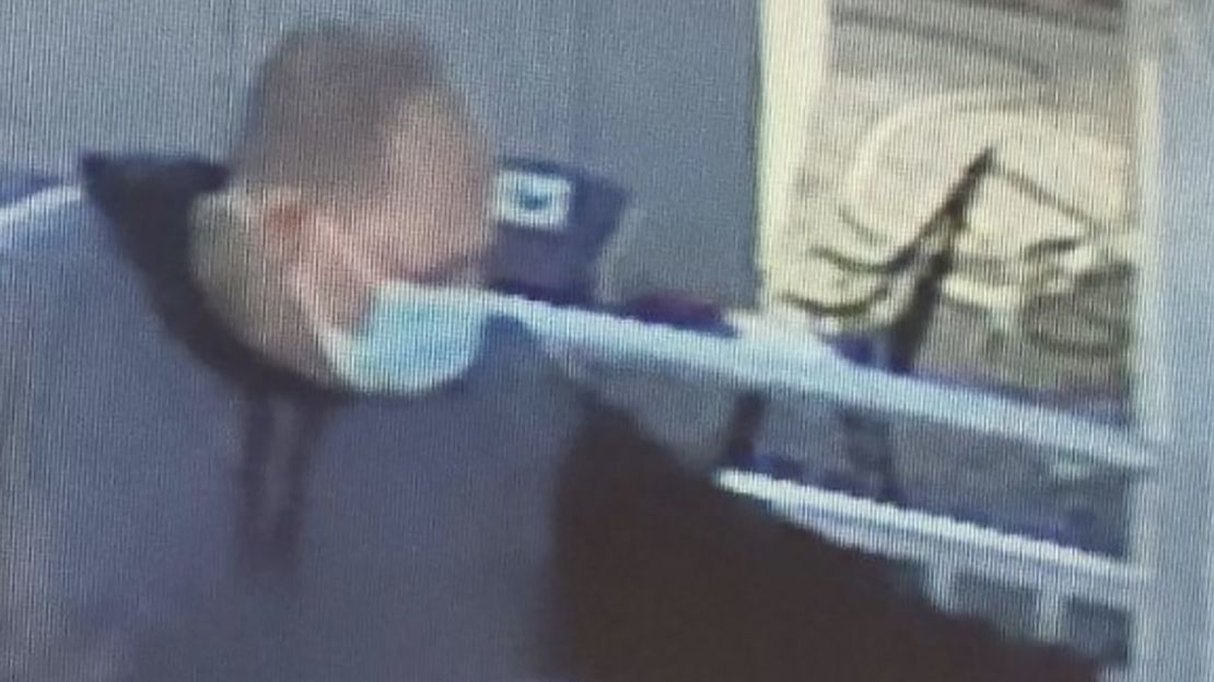 Los investigadores publicaron el lunes esta foto de un hombre que, según dicen, es sospechoso de los secuestros.