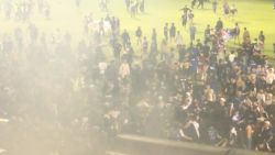 CNNE 1277608 - 5 cosas- no abrieron las puertas del estadio en indonesia a tiempo