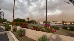 CNNE 1277830 - dentro de una nube- asi quedo phoenix tras una dura tormenta de polvo