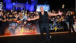 CNNE 1277932 - mariachis y fans reciben a dwayne johnson en mexico