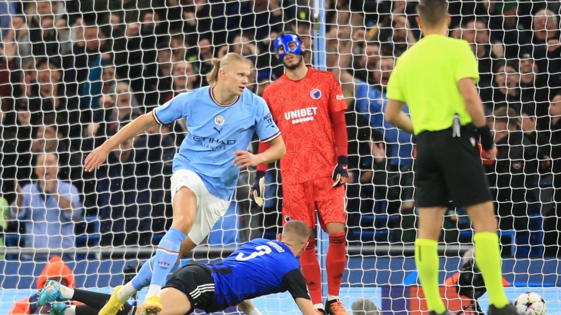 Erling Haaland celebra tras marcar el primer gol de su equipo contra el FC Copenhague.