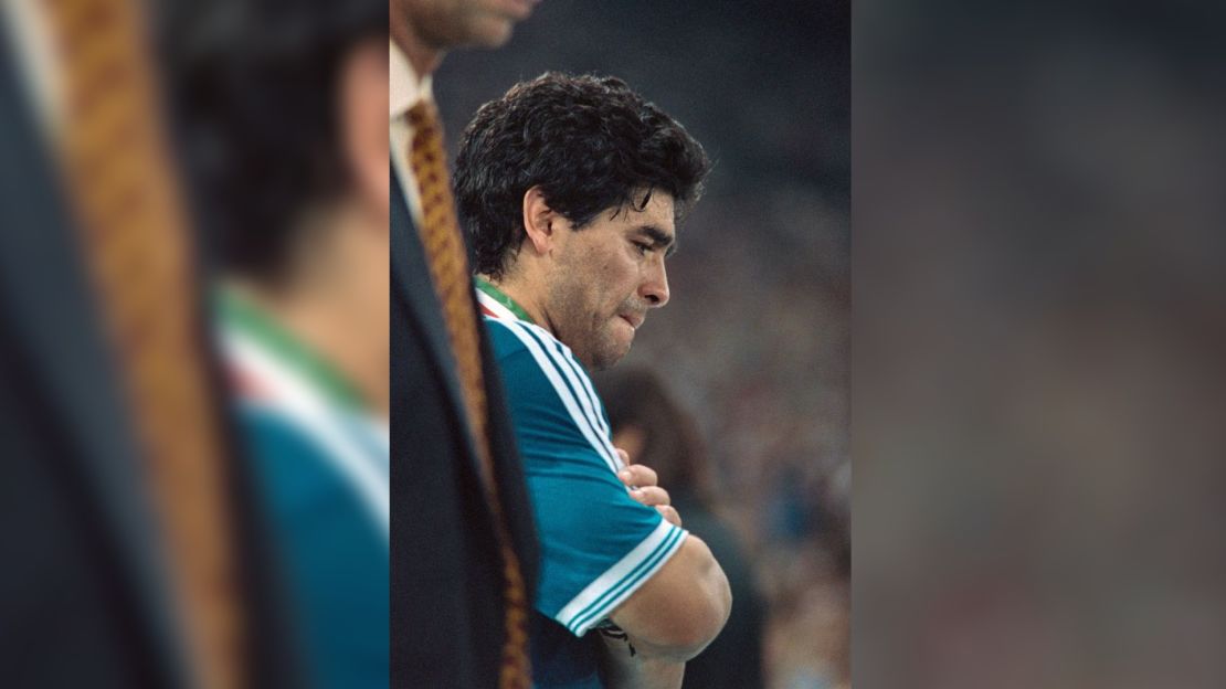 Diego Maradona llora durante la ceremonia de entrega de la Copa del Mundo de 1990 después de que Argentina fuera derrotada por Alemania Occidental 0-1 en la final el 8 de julio de 1990 en Roma.