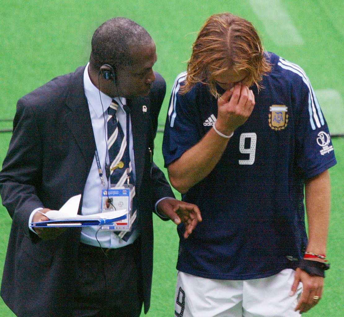 El delantero argentino Gabriel Batistuta es consolado por un funcionario de la FIFA mientras abandona el terreno de juego tras el partido Suecia/Argentina de la primera ronda del Grupo F de la Copa Mundial de la FIFA Corea-Japón 2002, el 12 de junio de 2002 en el estadio Myagi.